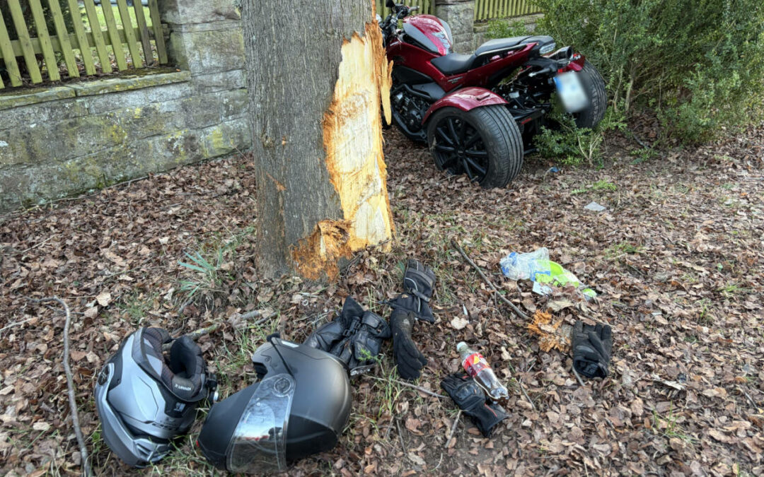 Verkehrsunfall auf B64 in Lenne-Vorwohle: Trike fährt in Gruppe von Motorradfahrern