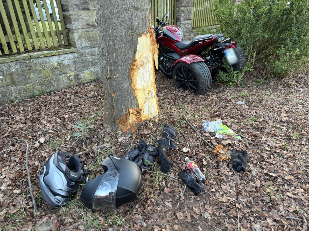 Verkehrsunfall auf B64 in Lenne-Vorwohle: Trike fährt in Gruppe von Motorradfahrern