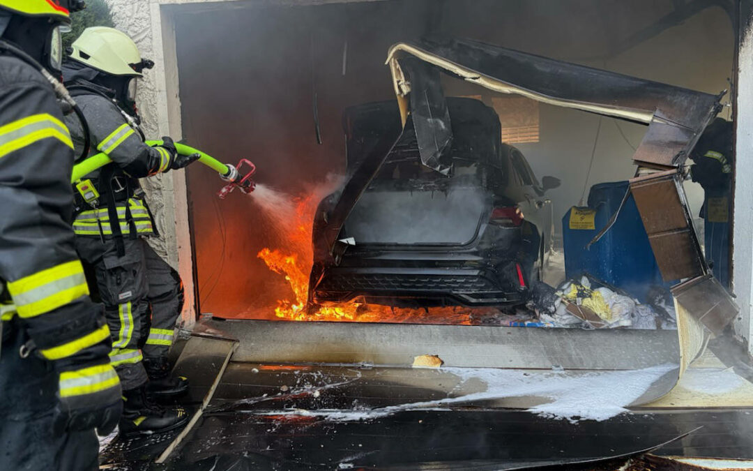 PKW-Brand in Garage droht auf Gebäude überzugreifen