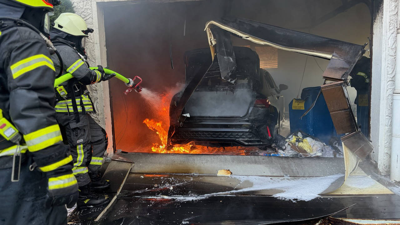 PKW-Brand in Garage droht auf Gebäude überzugreifen