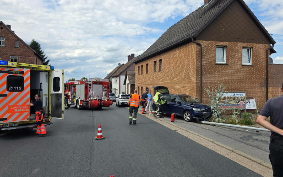 PKW prallt in Hauswand