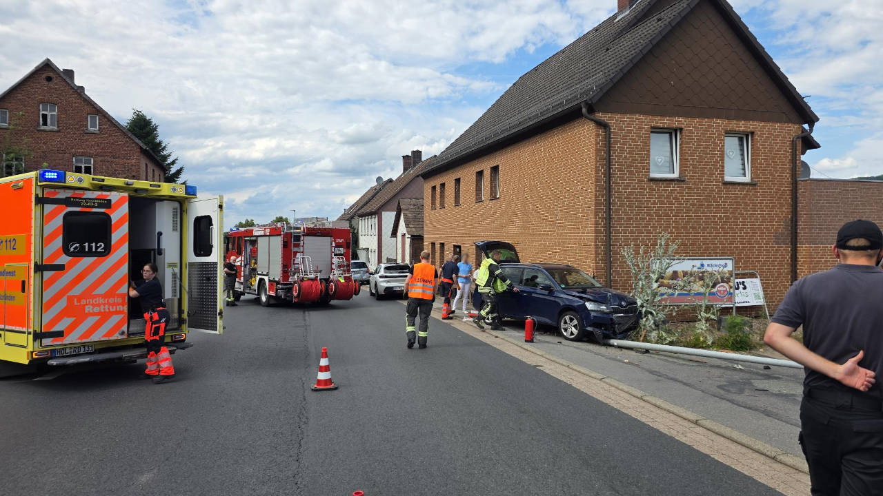 PKW prallt in Hauswand