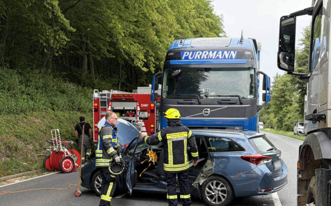 Verkehrsunfall mit eingeklemmter Person