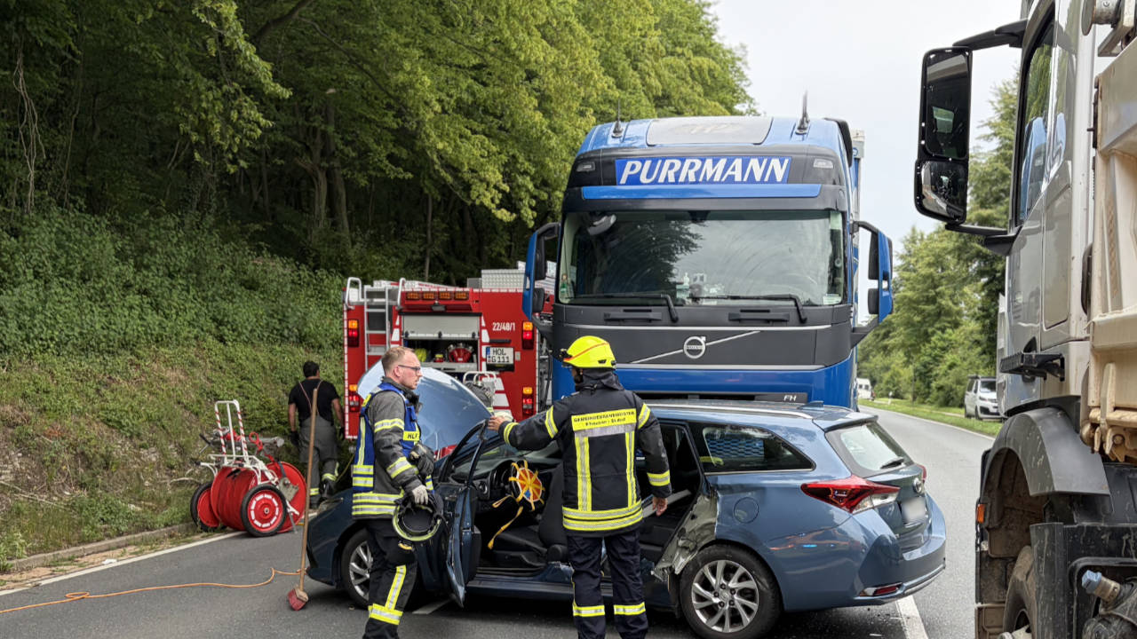 Verkehrsunfall mit eingeklemmter Person