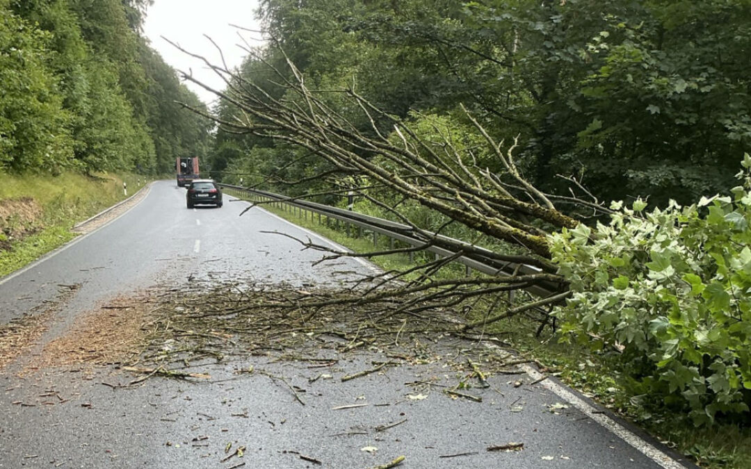 Sonderlage: Sturmfront sorgt für Feuerwehreinsätze