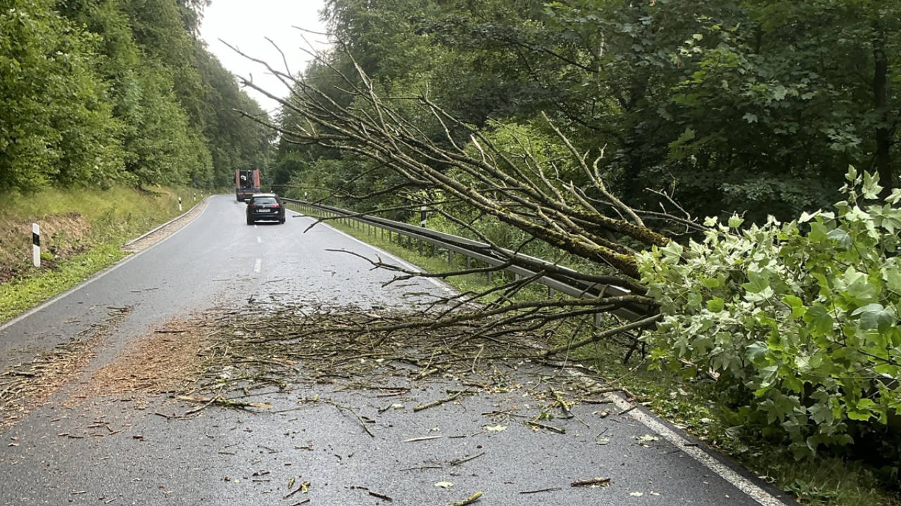 Sonderlage: Sturmfront sorgt für Feuerwehreinsätze