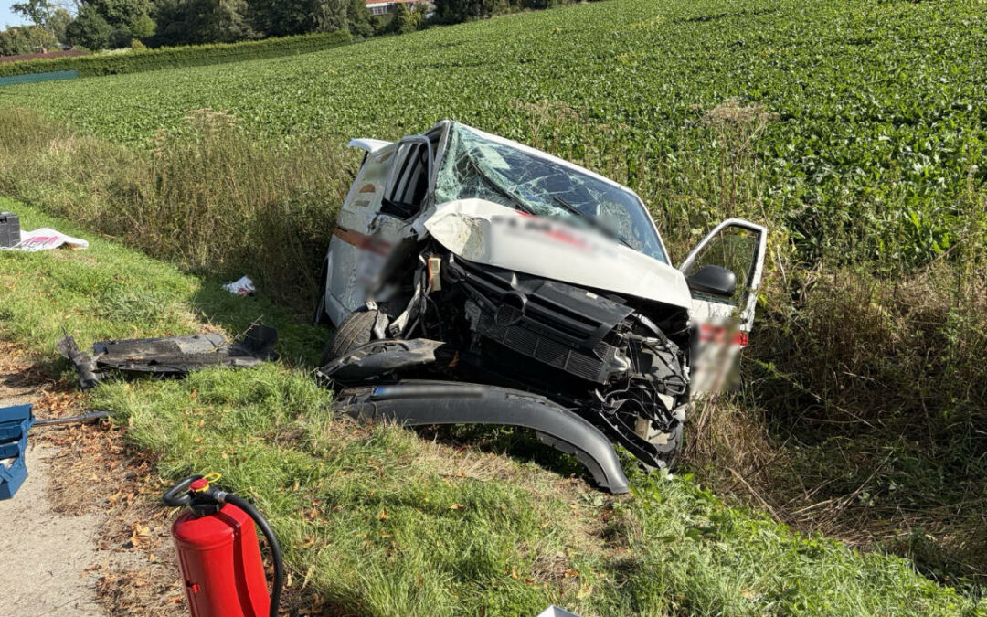 B64 Eimen: Transporter prallt frontal gegen Baum