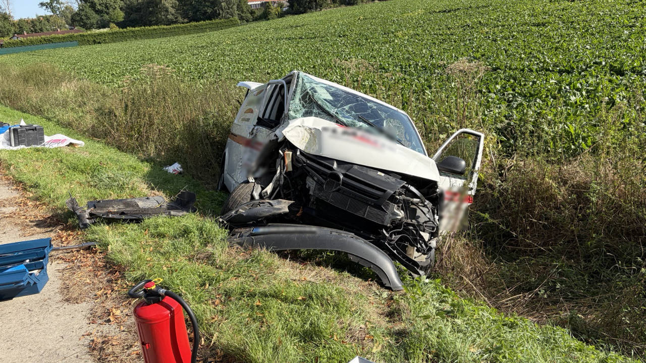 B64 Eimen: Transporter prallt frontal gegen Baum